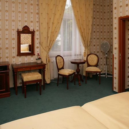 Hotel Mertin Chomutov Bagian luar foto