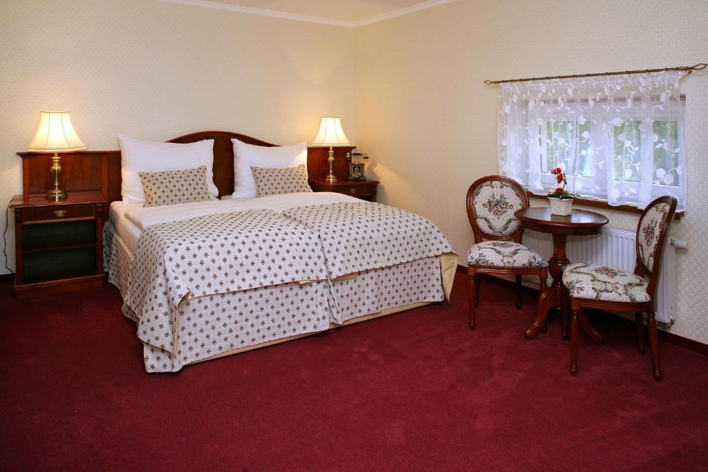 Hotel Mertin Chomutov Bagian luar foto