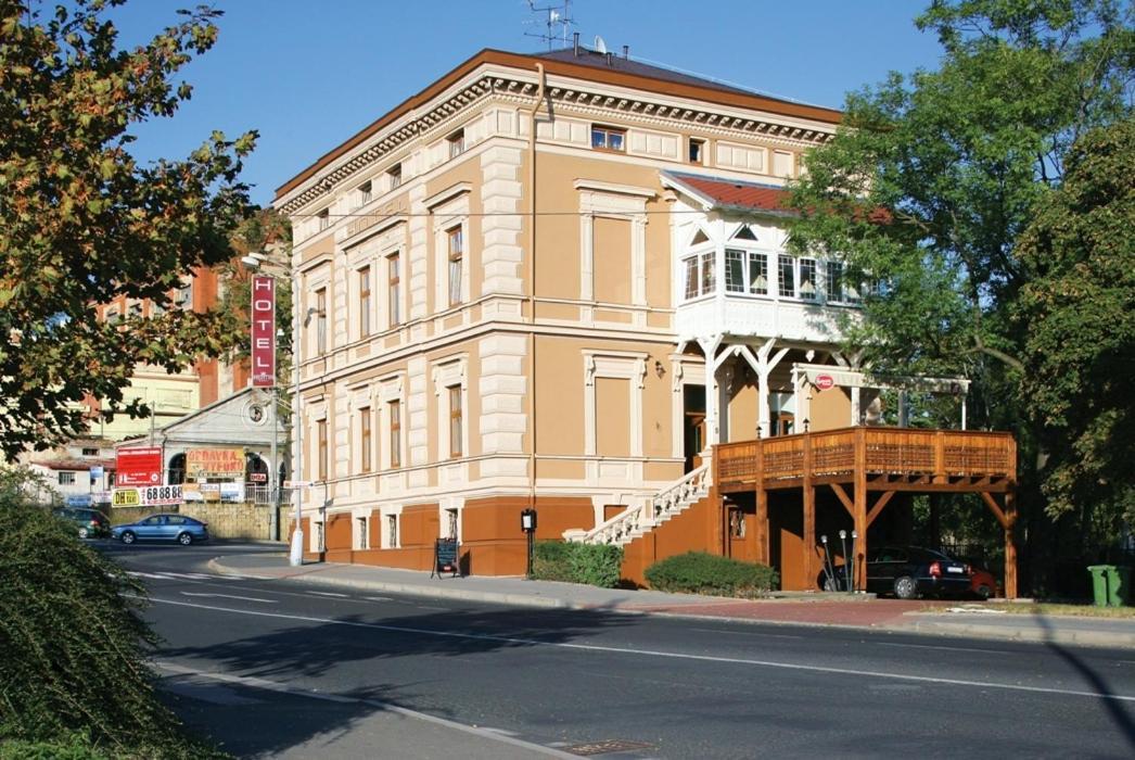 Hotel Mertin Chomutov Bagian luar foto