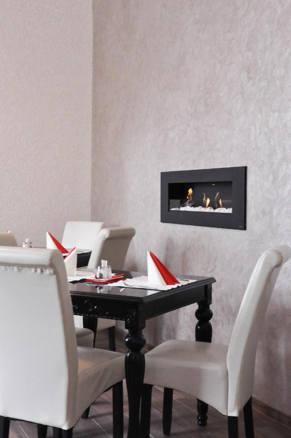Hotel Mertin Chomutov Bagian luar foto