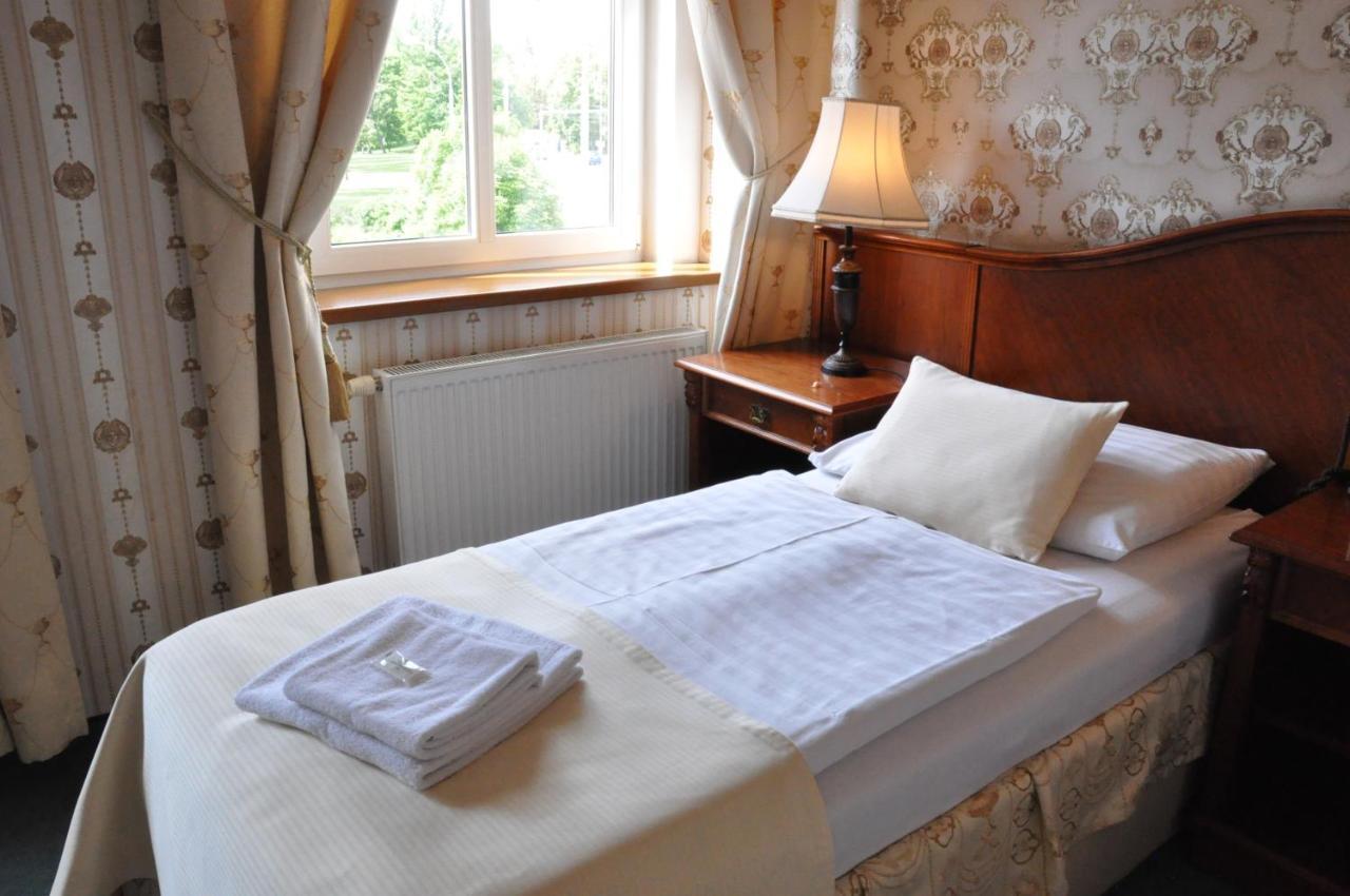 Hotel Mertin Chomutov Bagian luar foto