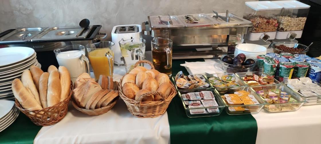 Hotel Mertin Chomutov Bagian luar foto