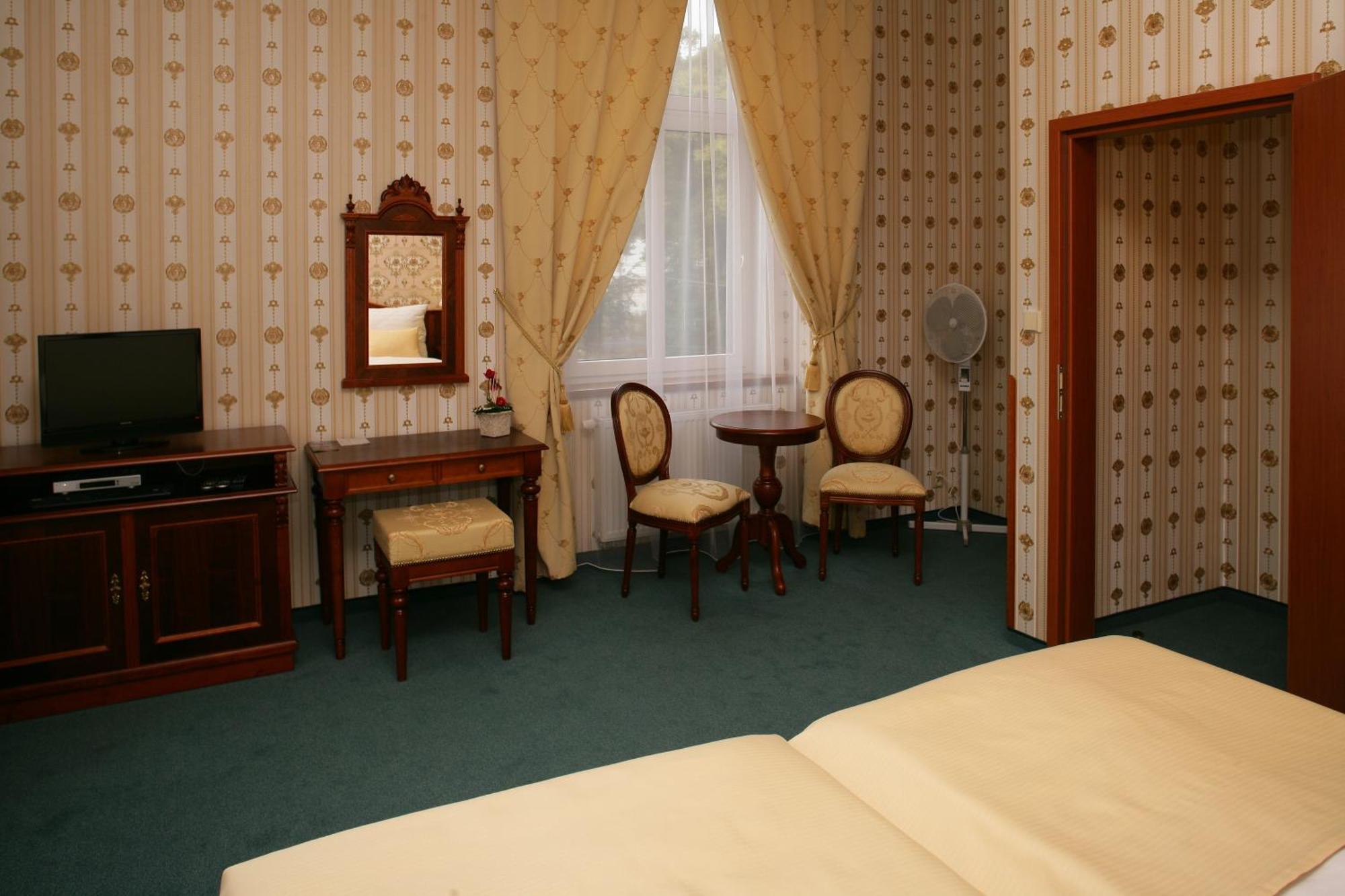 Hotel Mertin Chomutov Bagian luar foto