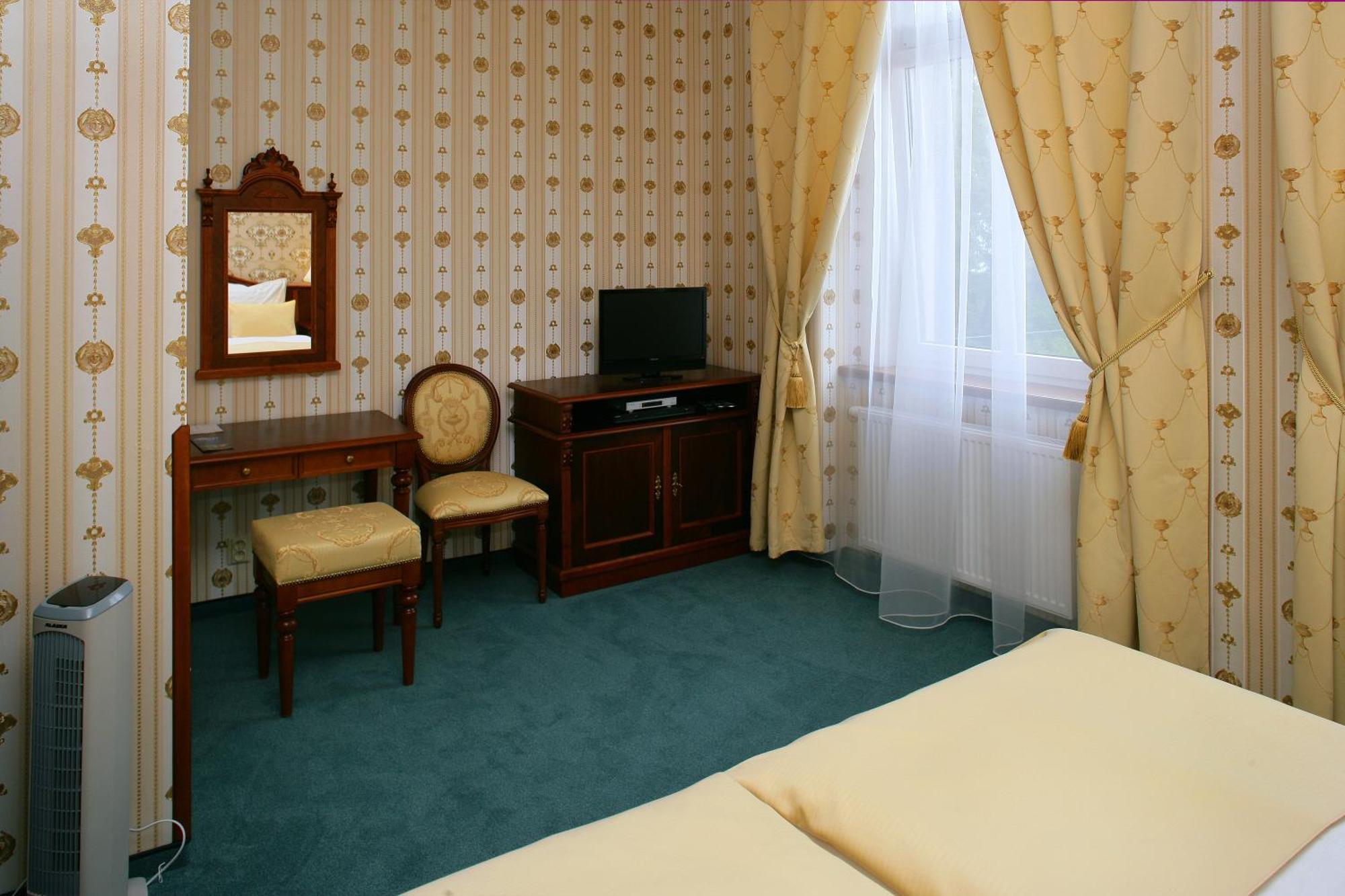 Hotel Mertin Chomutov Bagian luar foto