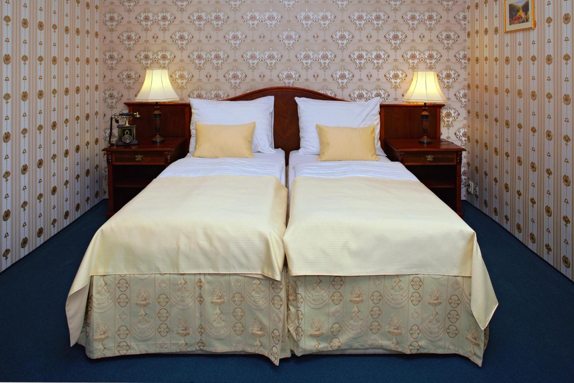 Hotel Mertin Chomutov Bagian luar foto