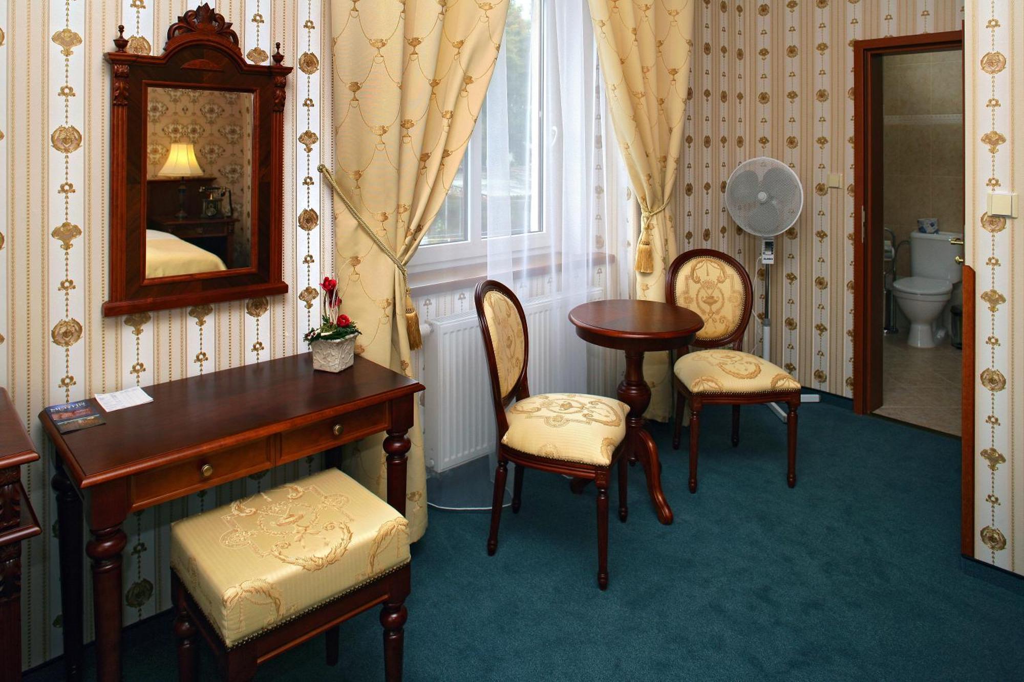 Hotel Mertin Chomutov Bagian luar foto